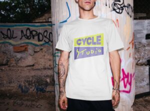 Foto man draagt t-shirt met logo op